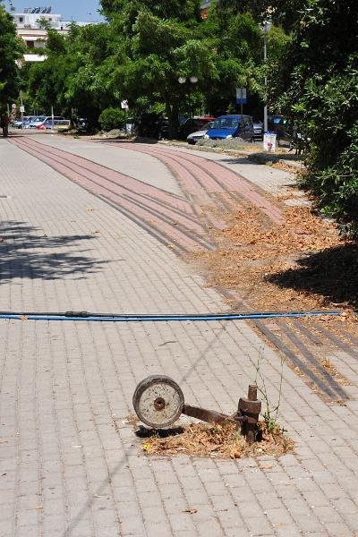 2012.07.02 Eisen- StraÃŸenbahnreste in Volos (4)
